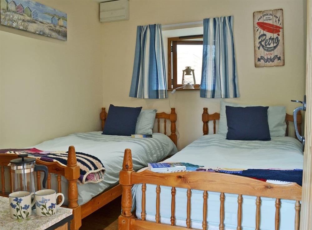Comfortable twin bedroom at Stonechat Barn, 