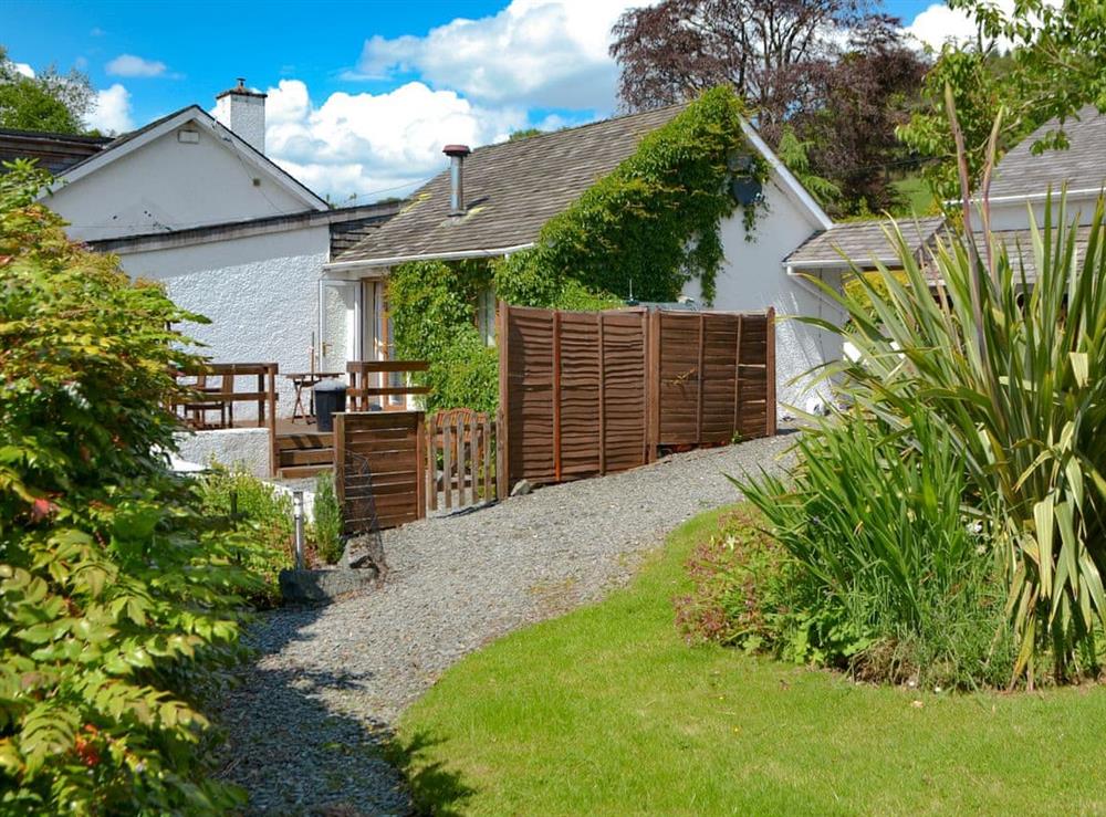 Charming property with shared garden at Little Esthwaite Cottage, 