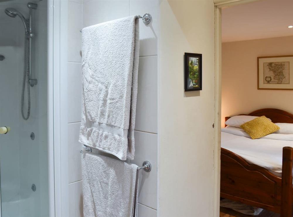 En-suite facilities to the double bedroom at Little Foxlow Cottage in Buxton, Derbyshire