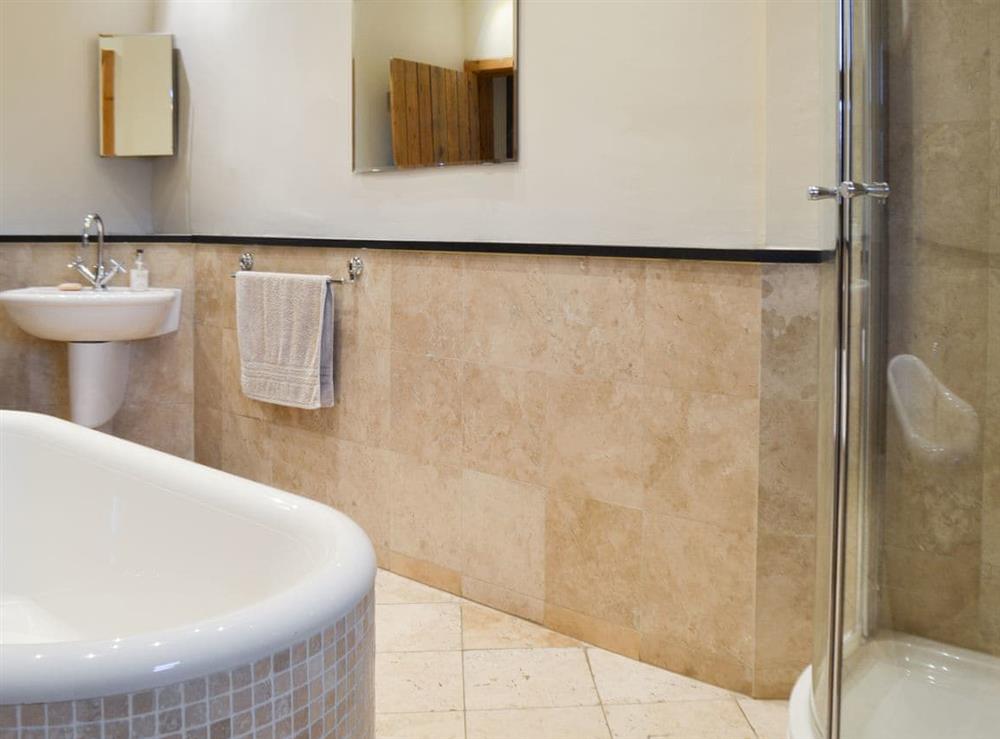 Shower cubicle and bath in the en-suite