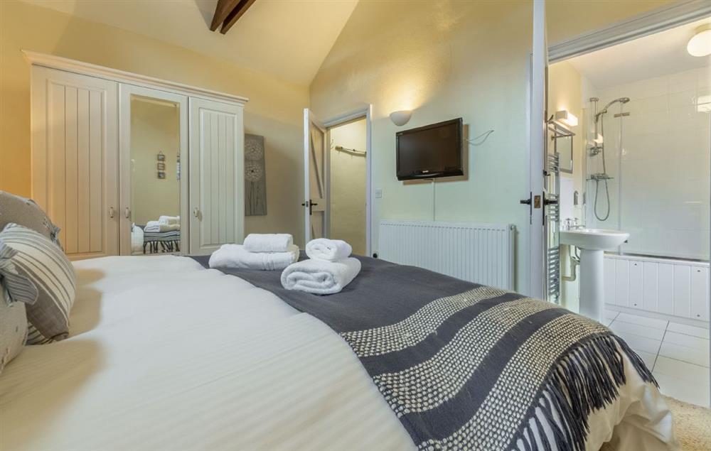 Bedroom one with king-size bed and en-suite bathroom (photo 2) at Little Gull, Roserrow