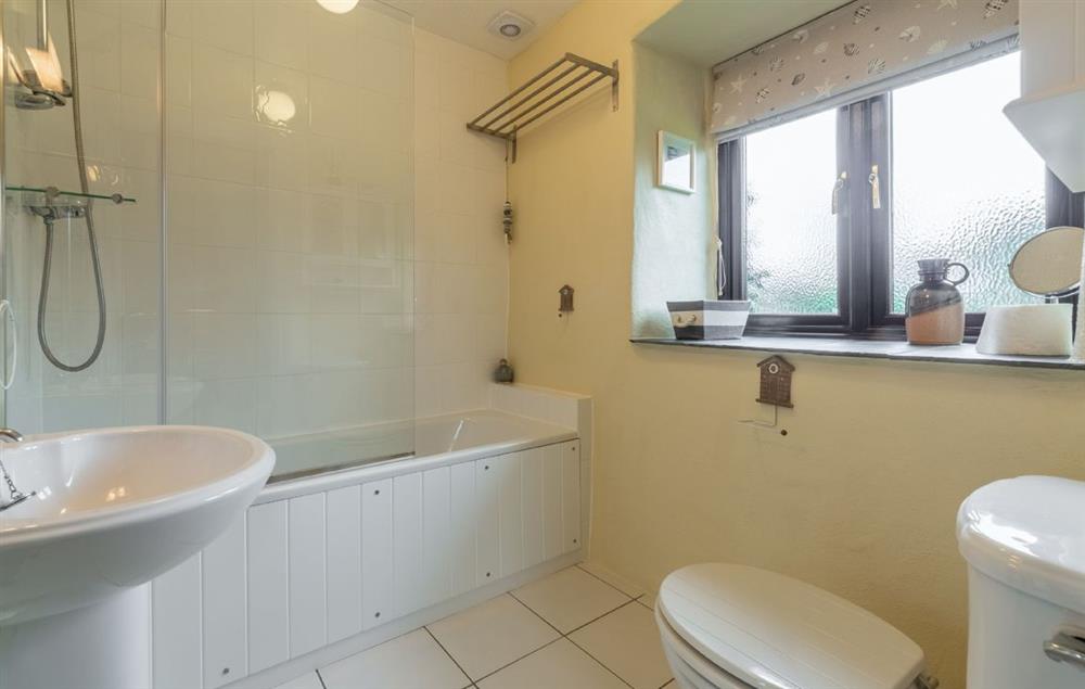 En-suite bathroom with bath and shower over at Little Gull, Roserrow