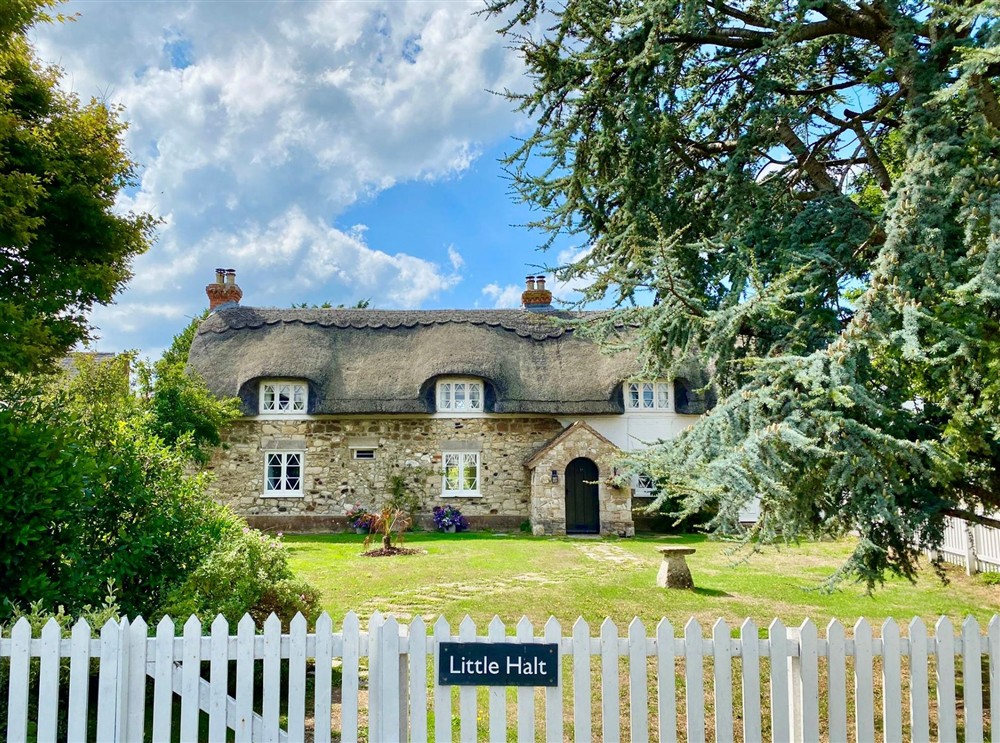 A charming 17th century thatched cottage overlooking Pound Green (photo 2) at Little Halt, Freshwater