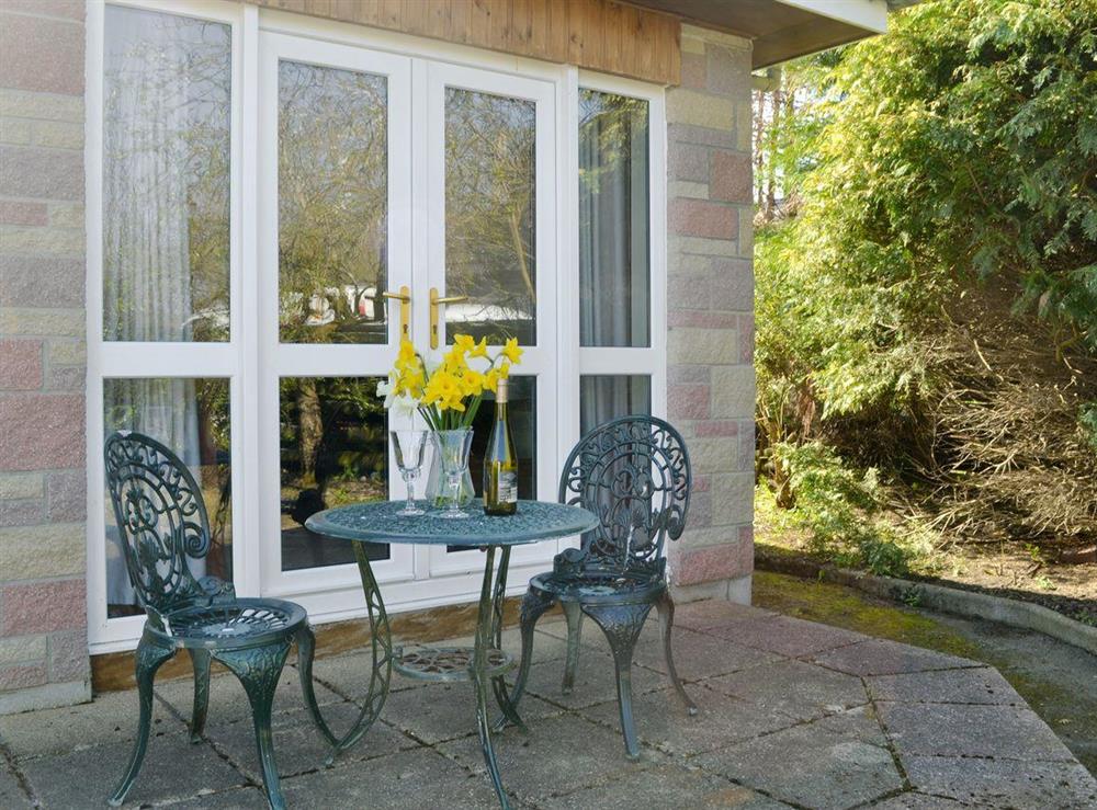 Sitting-out-area at front of cottage at Little Knapp in Littlemill, near Nairn, Morayshire