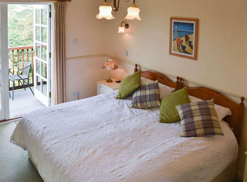 Bedroom with twin/superkingsize beds at Little Larnick in Looe, Cornwall