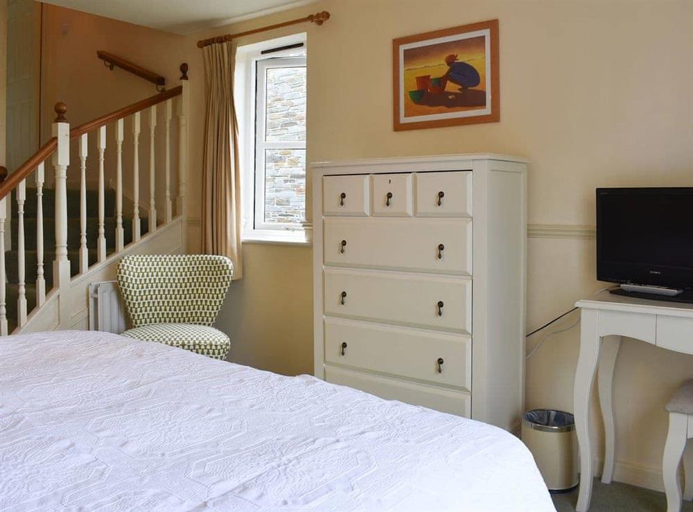 Relaxing bedroom at Little Larnick in Looe, Cornwall