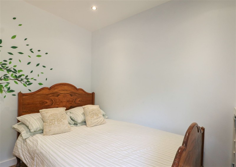 A bedroom in Little Nest at Little Nest, Medstead