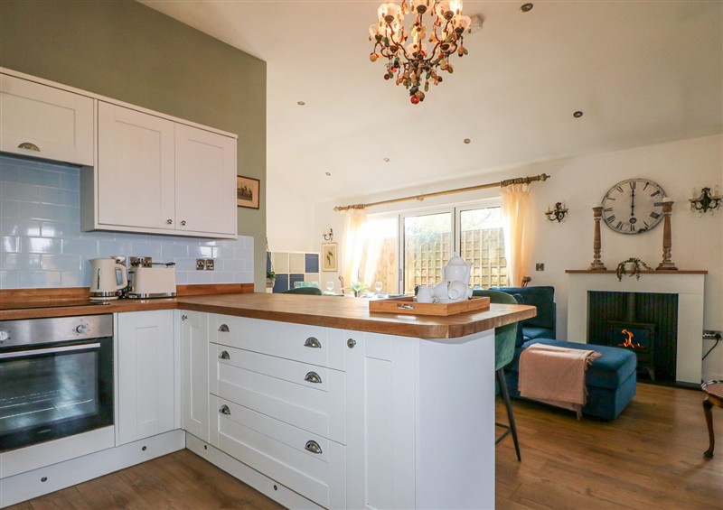 The kitchen (photo 2) at Little Nest, Medstead