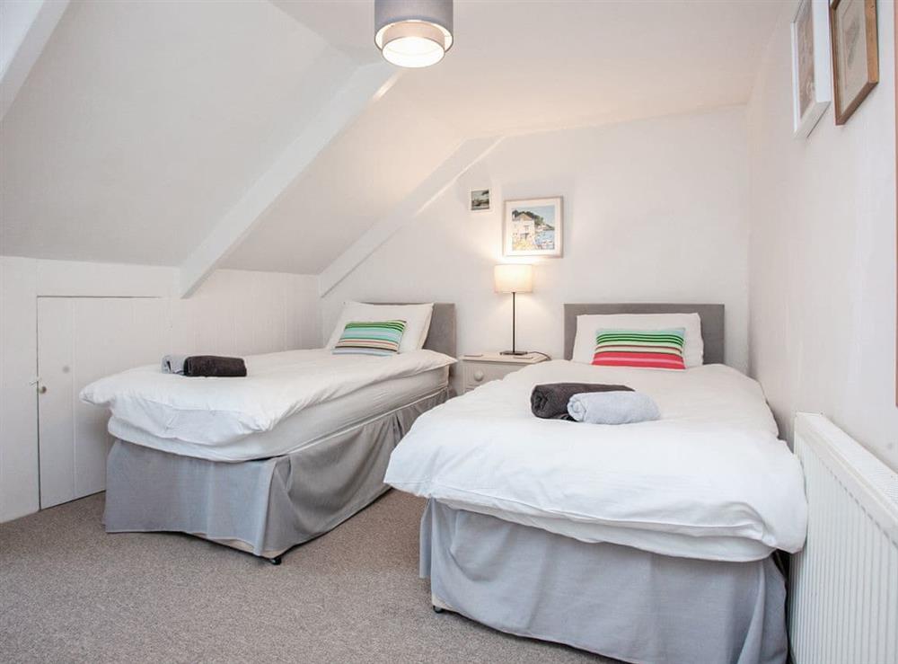 Twin bedroom at Little Quoin in Fowey, Cornwall