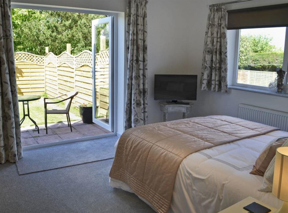 Charming double bedroom with kingsize bed (photo 2) at Little Tamarisk in Padstow, Cornwall