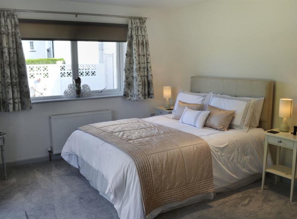 Charming double bedroom with kingsize bed at Little Tamarisk in Padstow, Cornwall