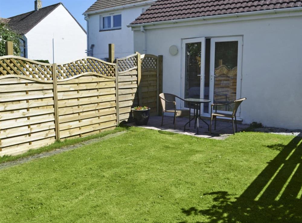Small, enclosed lawned garden at Little Tamarisk in Padstow, Cornwall