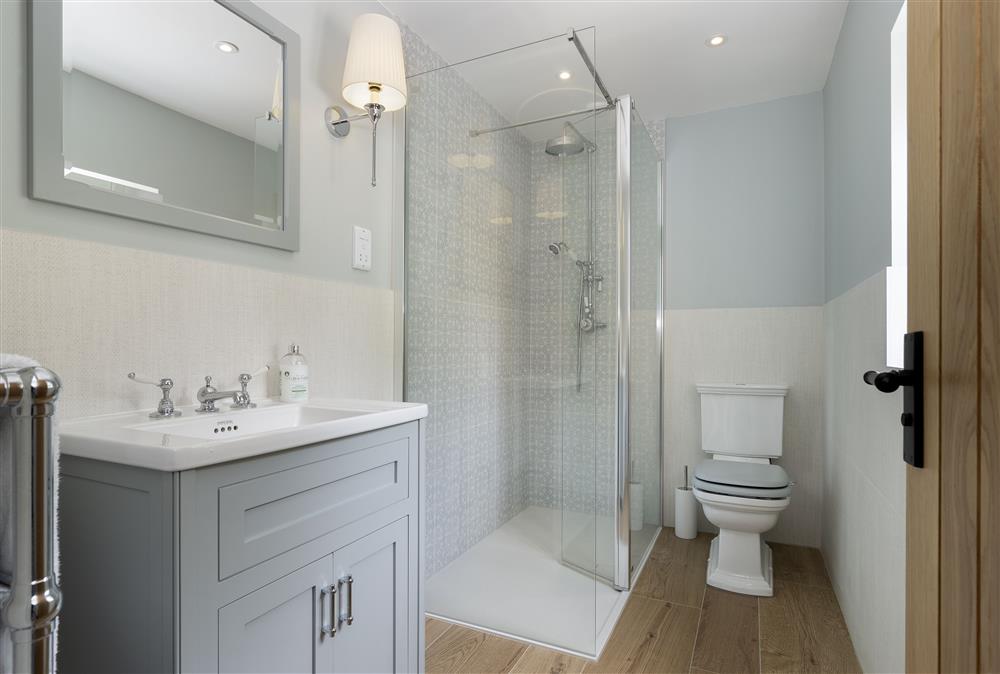 First floor: En-suite shower room to bedroom one at Little Tithe, Moreton-in-Marsh