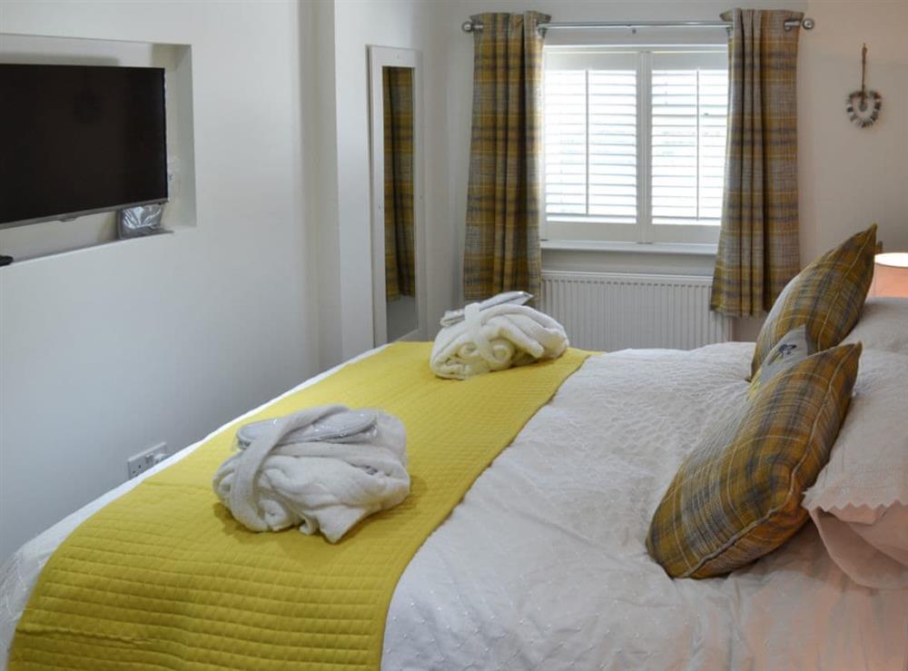 King size bedroom with freeview TV at Little Tregarthen in Padstow, Cornwall