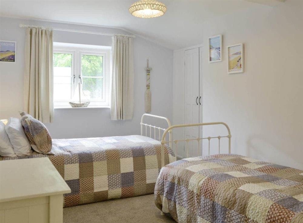 Good-sized twin bedroom at Little Warham Cottage in Beaford, near Torrington, Devon