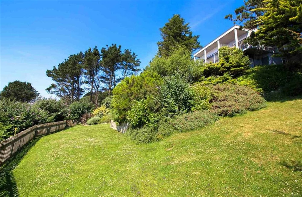 Garden and grounds at Little Watch House in Seaton, Cornwall