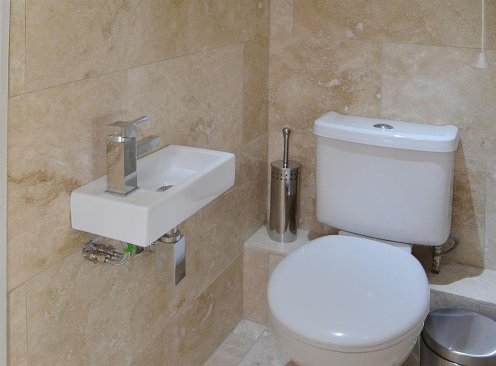 Cloakroom with wc and washbasin