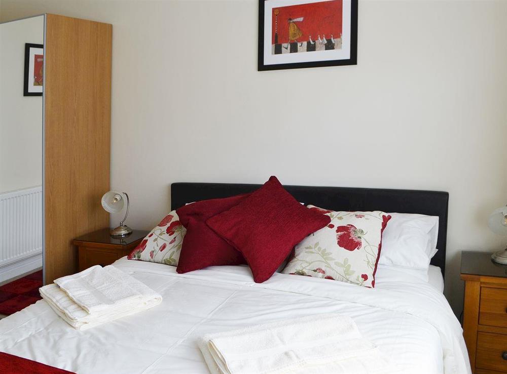 The king size double bedroom at Little Woodlands Amble in Amble, Northumberland