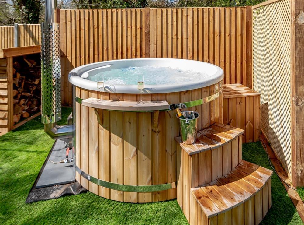 Hot tub at Little Yew Tree Lodge in Worlds End, near Hambledon, Hampshire