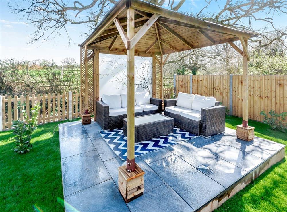 Sitting-out-area at Little Yew Tree Lodge in Worlds End, near Hambledon, Hampshire
