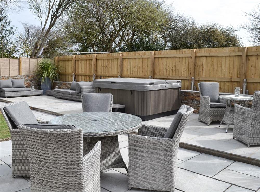 Outdoor area with hot tub at Littlewood in Newquay, Cornwall