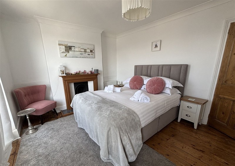 A bedroom in Lizzy's Cottage at Lizzys Cottage, Brixham