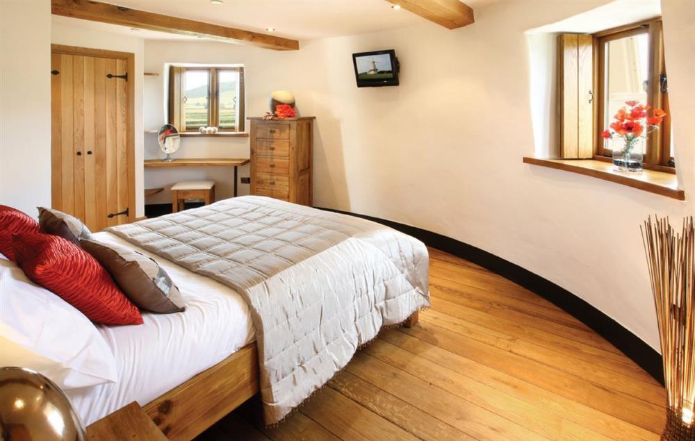Double bedroom with 4’6 bed (photo 2) at Llancayo Windmill, Llancayo