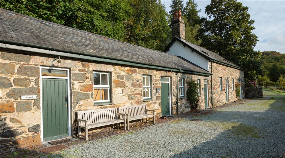 The exterior of Llety Mawr and the Craflwyn cottages, Gwynedd (photo 3) at Llety Mawr in Caernarfon, Gwynedd