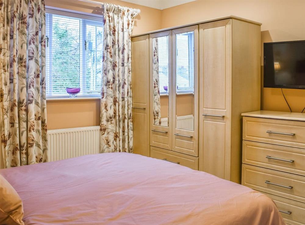 Double bedroom (photo 2) at Llichan in Llanberis, Gwynedd