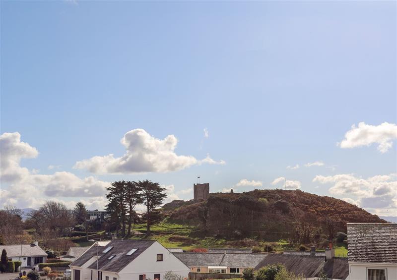 The setting of Llwyn at Llwyn, Criccieth