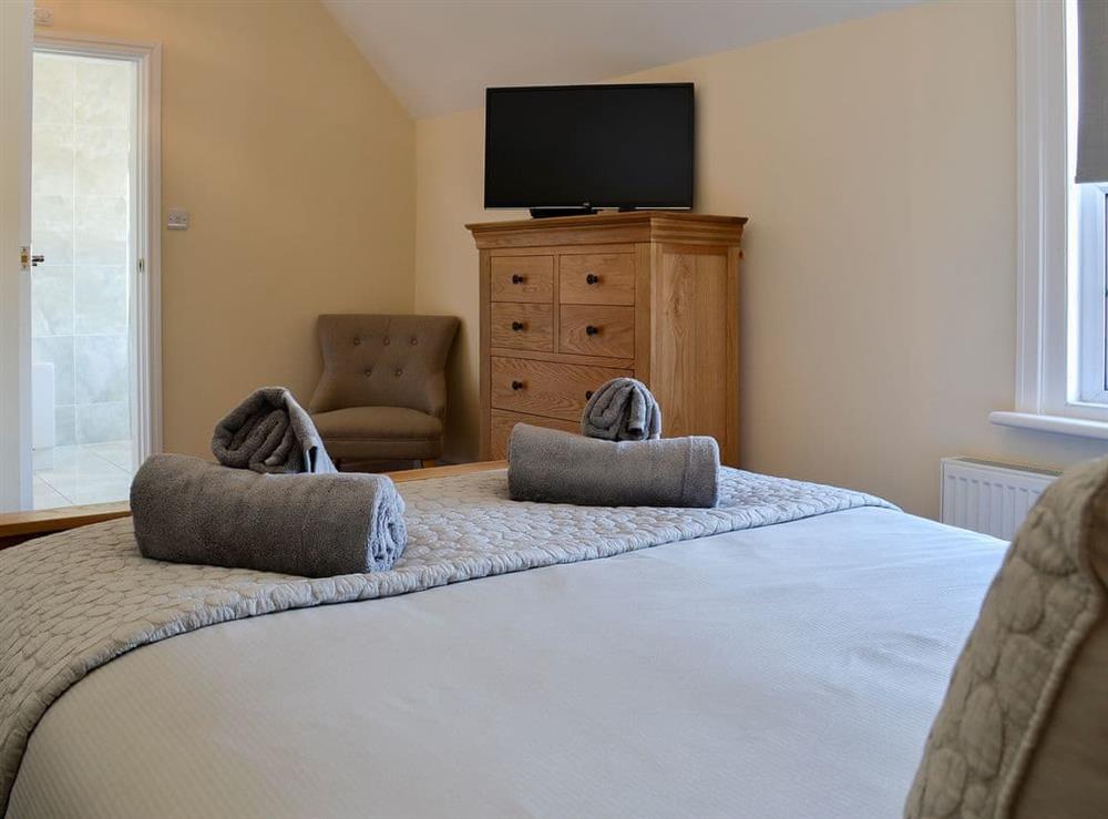 Double bedroom with en-suite at Llwynon Cottage in Llandudno, Conwy, Gwynedd