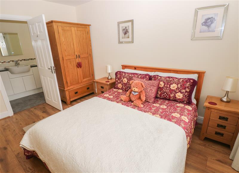 A bedroom in Llygad Yr Haul (Sun) at Llygad Yr Haul (Sun), Burry Port