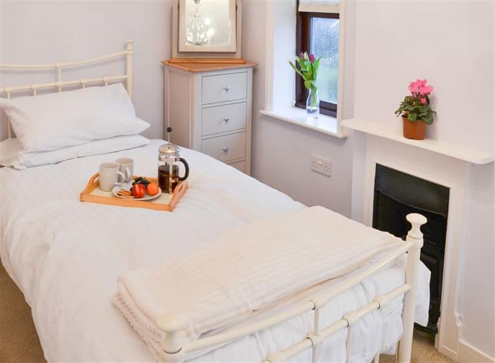 Lovely and welcoming twin bedroom at Lobelia Cottage in Stoke Holy Cross, near Norwich, Norfolk
