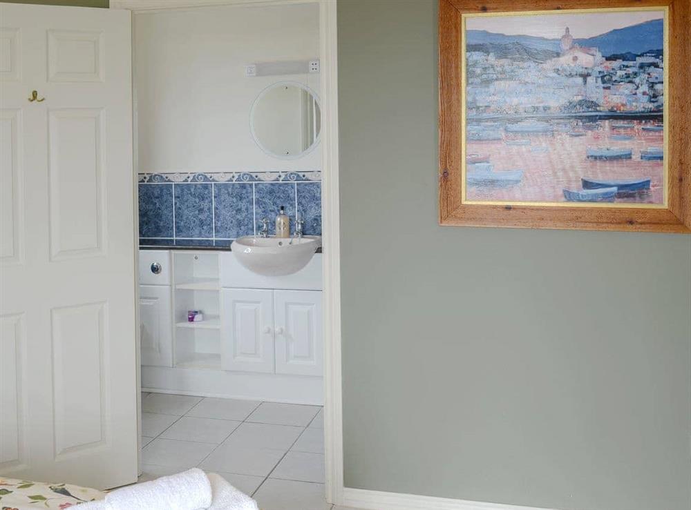 Double bedroom with ideal en-suite at Lobster Ponds in Helmsdale, Highland