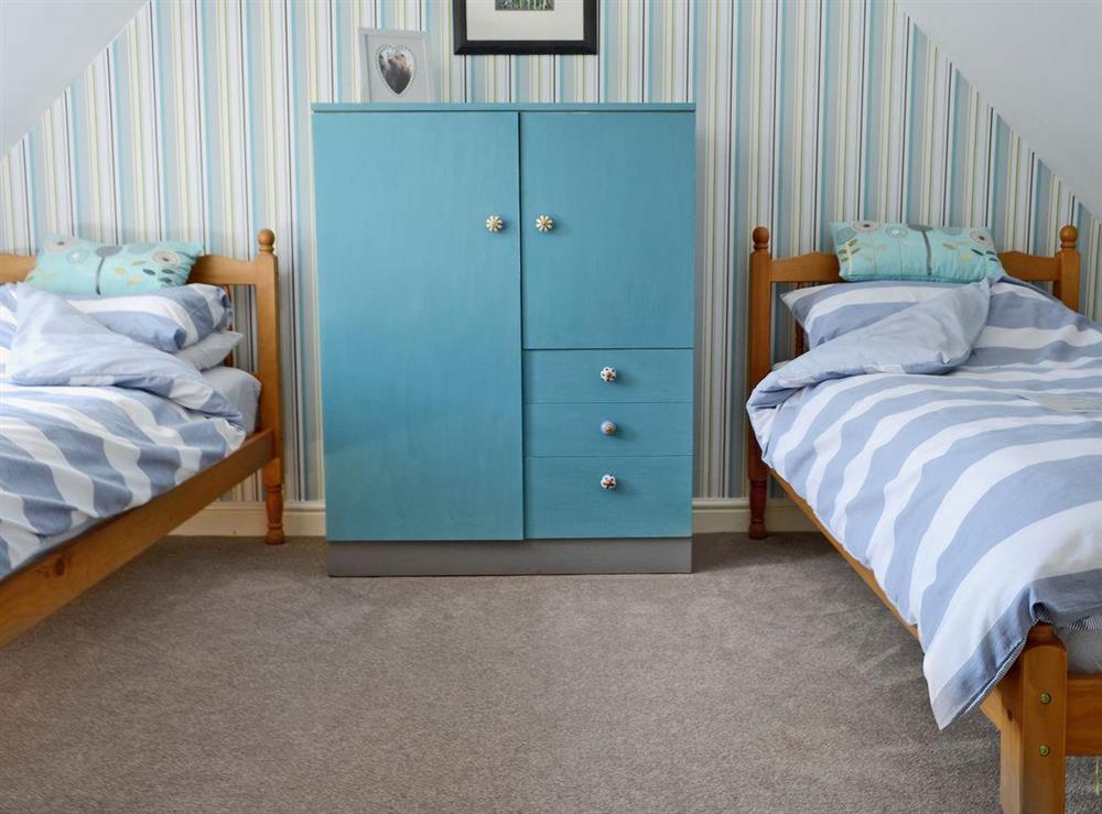 Cosy twin bedroom at Loch Shore Cottage in Dornie, near Kyle, Ross-Shire