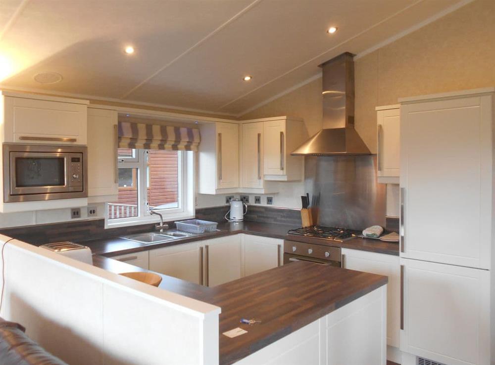 Well-equipped fitted kitchen at Carthaie, 