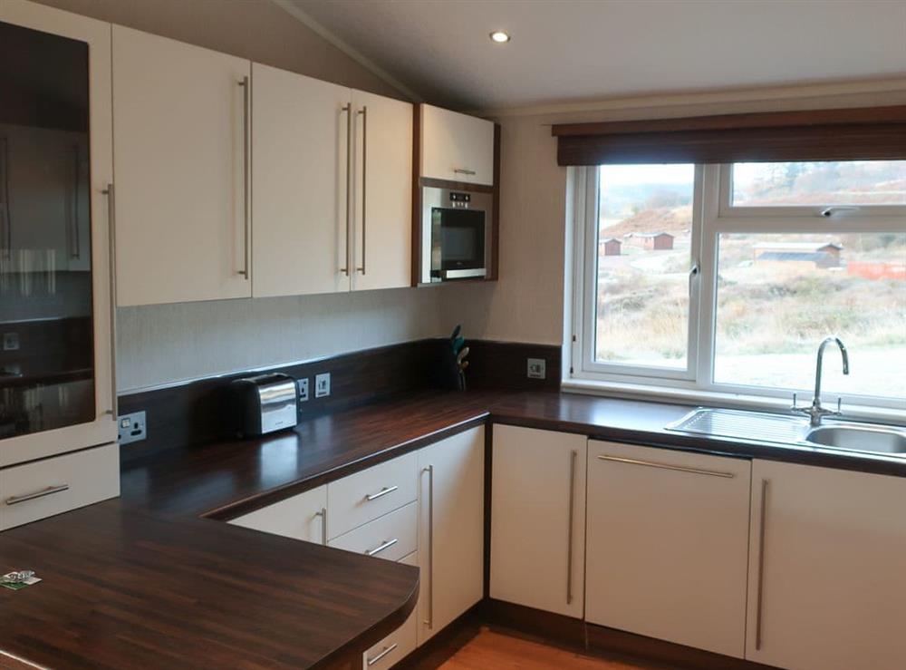Well-equipped fitted kitchen at Fetler, 