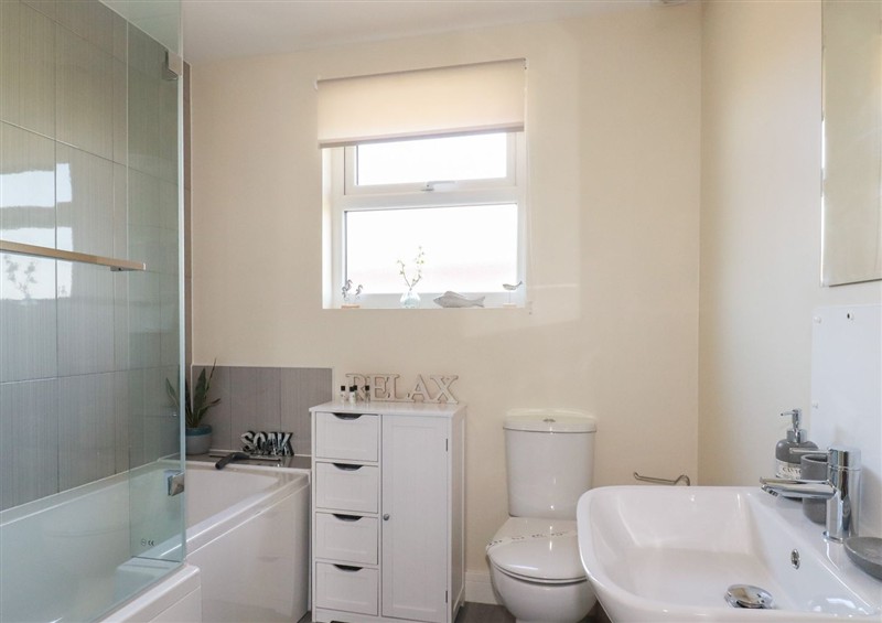 Bathroom at Lodge 18, St Merryn