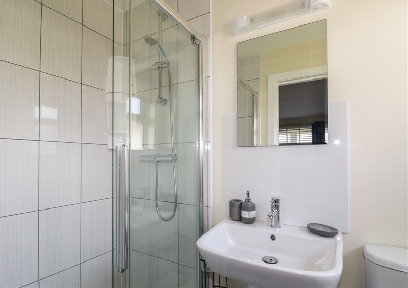 The bathroom at Lodge 18, St Merryn