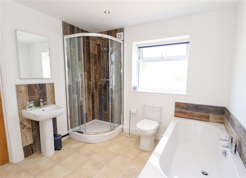 The bathroom at Lodge 24, Thorpe-on-the-Hill near South Hykeham
