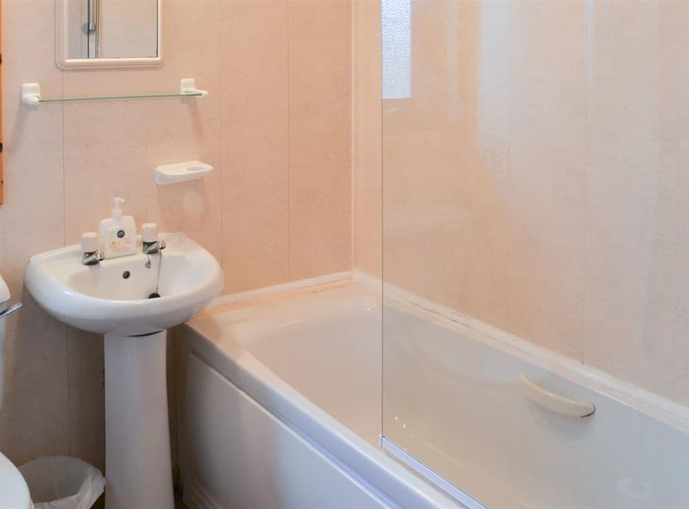 En-suite with shower over the bath at Lodge 59 in Hartland Forest, near Bideford, Devon