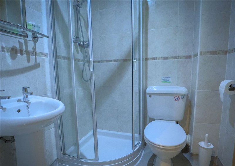 Bathroom at Lodge 68 - Fern Gully, Finlakes Holiday Park near Chudleigh