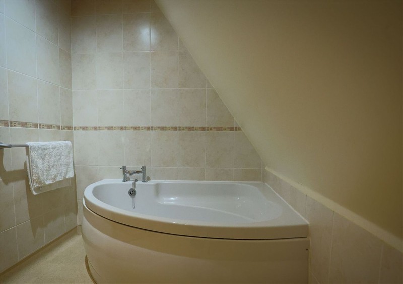 The bathroom at Lodge 68 - Fern Gully, Finlakes Holiday Park near Chudleigh