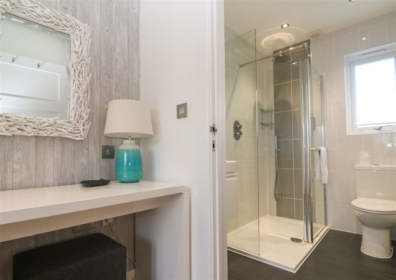 Bathroom at Lodge 83, Gwel an Mor, Portreath