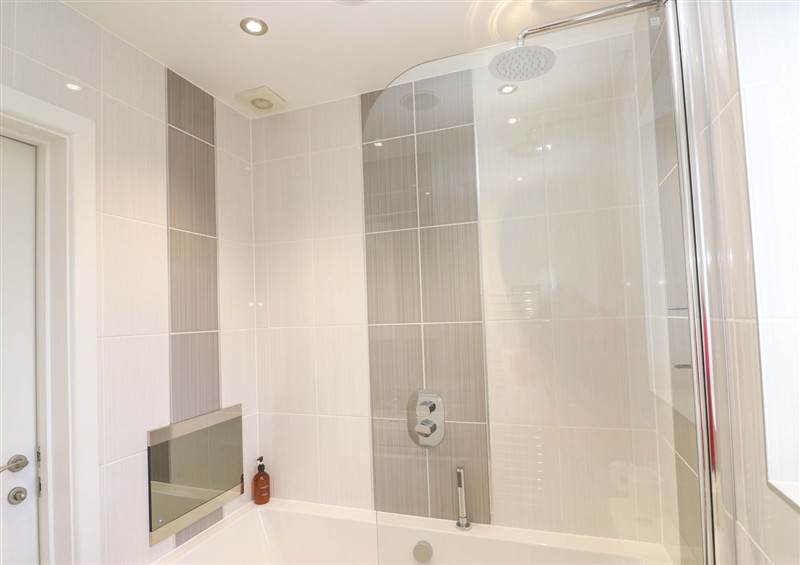 The bathroom at Lodge 83, Gwel an Mor, Portreath
