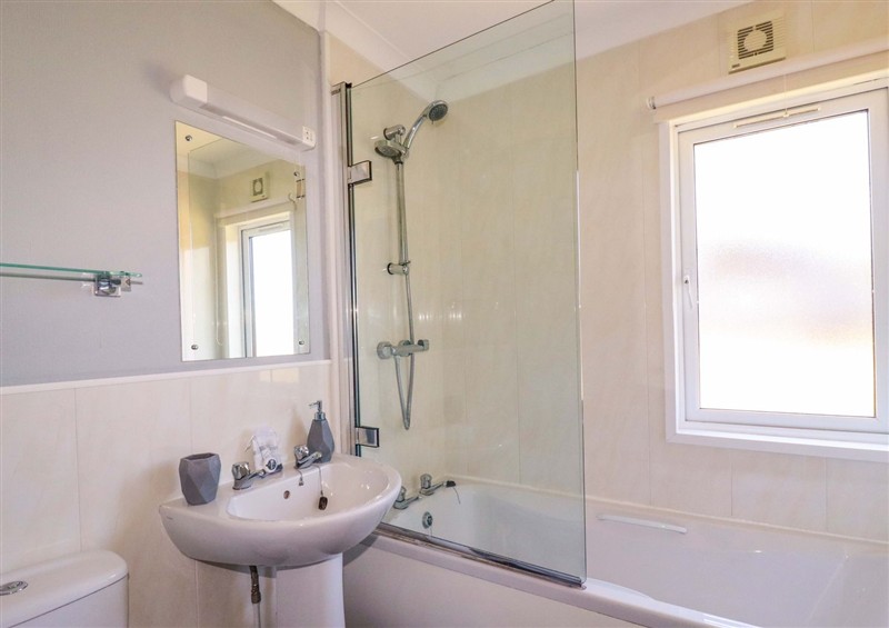 Bathroom at Lodge 9 - Lamorna, Tregolds near St Merryn