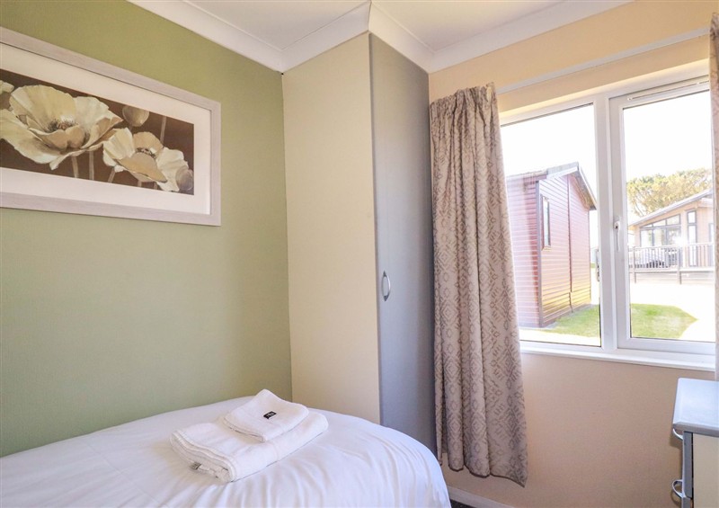 One of the 3 bedrooms at Lodge 9 - Lamorna, Tregolds near St Merryn