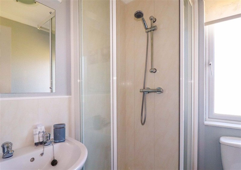The bathroom at Lodge 9 - Lamorna, Tregolds near St Merryn