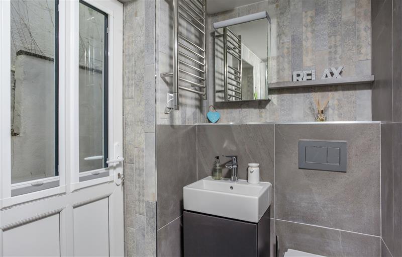 Bathroom at Loe Cottage, Porthleven