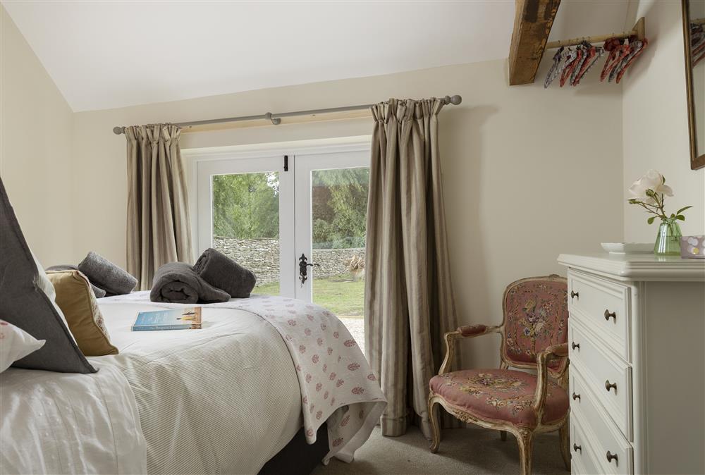 Ground floor: Master bedroom with 5ft king-size bed and en-suite at Long Barn, near Cirencester